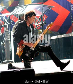 18 février 2006 ; Rio de Janeiro, Rio de Janeiro, Brésil ; le musicien KEITH RICHARDS et THE ROLLING STONES se produisent en direct GRATUITEMENT à millions, leur plus grand spectacle de tous les temps, juste en face du célèbre Copacabana Palace Hotel sur la plage de Copacabana. Crédit obligatoire : photo de Karl Larsen/ZUMA Press. (©) Copyright 2006 par Karl Larsen Banque D'Images