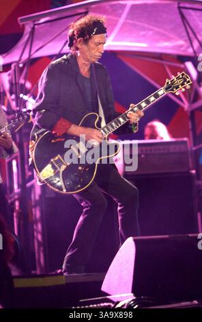 18 février 2006 ; Rio de Janeiro, Rio de Janeiro, Brésil ; le musicien KEITH RICHARDS et THE ROLLING STONES se produisent en direct GRATUITEMENT à millions, leur plus grand spectacle de tous les temps, juste en face du célèbre Copacabana Palace Hotel sur la plage de Copacabana. Crédit obligatoire : photo de Karl Larsen/ZUMA Press. (©) Copyright 2006 par Karl Larsen Banque D'Images