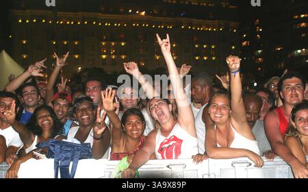 18 février 2006 ; Rio de Janeiro, Rio de Janeiro, Brésil ; THE ROLLING STONES, les icônes de la pop britannique qui divertissent le public depuis plus de quatre décennies, se produisent en direct GRATUITEMENT à des millions de personnes, leur plus grand spectacle jamais vu, juste en face du célèbre Copacabana Palace Hotel sur la plage de Copacabana. Crédit obligatoire : photo de Karl Larsen/ZUMA Press. (©) Copyright 2006 par Karl Larsen Banque D'Images