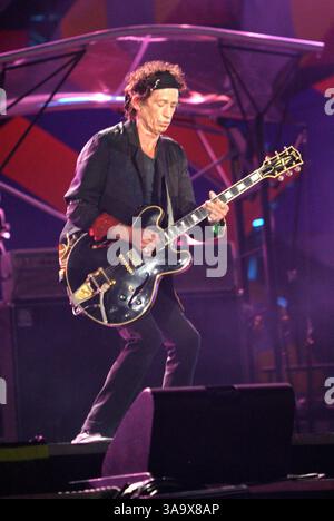 18 février 2006 ; Rio de Janeiro, Rio de Janeiro, Brésil ; le musicien KEITH RICHARDS et THE ROLLING STONES se produisent en direct GRATUITEMENT à millions, leur plus grand spectacle de tous les temps, juste en face du célèbre Copacabana Palace Hotel sur la plage de Copacabana. Crédit obligatoire : photo de Karl Larsen/ZUMA Press. (©) Copyright 2006 par Karl Larsen Banque D'Images