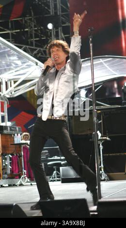 18 février 2006 ; Rio de Janeiro, Rio de Janeiro, Brésil ; le chanteur MICK JAGGER travaille la foule tandis que LES PIERRES ROULANTES se produisent en direct GRATUITEMENT à millions, leur plus grand spectacle jamais vu, juste en face du célèbre Copacabana Palace Hotel sur la plage de Copacabana. Crédit obligatoire : photo de Karl Larsen/ZUMA Press. (©) Copyright 2006 par Karl Larsen Banque D'Images