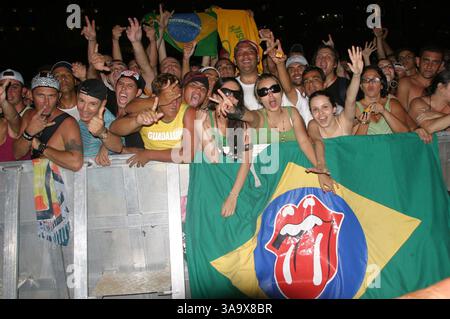 18 février 2006 ; Rio de Janeiro, Rio de Janeiro, Brésil ; THE ROLLING STONES, les icônes de la pop britannique qui divertissent le public depuis plus de quatre décennies, se produisent en direct GRATUITEMENT à des millions de personnes, leur plus grand spectacle jamais vu, juste en face du célèbre Copacabana Palace Hotel sur la plage de Copacabana. Crédit obligatoire : photo de Karl Larsen/ZUMA Press. (©) Copyright 2006 par Karl Larsen Banque D'Images