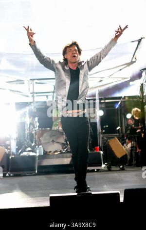 18 février 2006 ; Rio de Janeiro, Rio de Janeiro, BRÉSIL ; les Rolling Stones, les icônes de la pop britannique qui divertissent le public depuis plus de quatre décennies, ont donné leur plus grand spectacle hier soir, un concert pour un million de fans sur la plage de Copacabana à Rio de Janeiro. MICK JAGGER travaille la foule. Crédit obligatoire : photo de Karl Larsen/ZUMA Press. (©) Copyright 2006 par Karl Larsen Banque D'Images