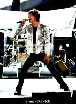 18 février 2006 ; Rio de Janeiro, Rio de Janeiro, BRÉSIL ; les Rolling Stones, les icônes de la pop britannique qui divertissent le public depuis plus de quatre décennies, ont donné leur plus grand spectacle hier soir, un concert pour un million de fans sur la plage de Copacabana à Rio de Janeiro. MICK JAGGER travaille la foule. Crédit obligatoire : photo de Karl Larsen/ZUMA Press. (©) Copyright 2006 par Karl Larsen Banque D'Images