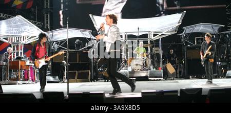 18 février 2006 ; Rio de Janeiro, Rio de Janeiro, BRÉSIL ; les Rolling Stones, les icônes de la pop britannique qui divertissent le public depuis plus de quatre décennies, ont donné leur plus grand spectacle hier soir, un concert pour un million de fans sur la plage de Copacabana à Rio de Janeiro. MICK JAGGER travaille la foule. Crédit obligatoire : photo de Karl Larsen/ZUMA Press. (©) Copyright 2006 par Karl Larsen Banque D'Images