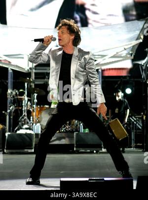 18 février 2006 ; Rio de Janeiro, Rio de Janeiro, BRÉSIL ; les Rolling Stones, les icônes de la pop britannique qui divertissent le public depuis plus de quatre décennies, ont donné leur plus grand spectacle hier soir, un concert pour un million de fans sur la plage de Copacabana à Rio de Janeiro. MICK JAGGER travaille la foule. Crédit obligatoire : photo de Karl Larsen/ZUMA Press. (©) Copyright 2006 par Karl Larsen Banque D'Images