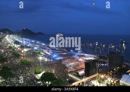 18 février 2006 ; Rio de Janeiro, Rio de Janeiro, BRÉSIL ; les Rolling Stones, les icônes de la pop britannique qui divertissent le public depuis plus de quatre décennies, ont donné leur plus grand spectacle hier soir, un concert pour un million de fans sur la plage de Copacabana à Rio de Janeiro. Crédit obligatoire : photo de Karl Larsen/ZUMA Press. (©) Copyright 2006 par Karl Larsen Banque D'Images