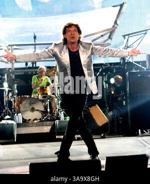 18 février 2006 ; Rio de Janeiro, Rio de Janeiro, BRÉSIL ; les Rolling Stones, les icônes de la pop britannique qui divertissent le public depuis plus de quatre décennies, ont donné leur plus grand spectacle hier soir, un concert pour un million de fans sur la plage de Copacabana à Rio de Janeiro. MICK JAGGER travaille la foule. Crédit obligatoire : photo de Karl Larsen/ZUMA Press. (©) Copyright 2006 par Karl Larsen Banque D'Images
