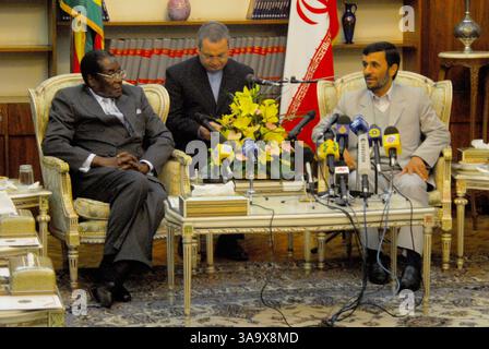 15 novembre 2006 ; Téhéran, IRAN ; le président iranien MAHMOUD AHMADINEJAD (à droite) rencontre le président zimbabwéen ROBERT MUGABE lors d'une cérémonie d'accueil officielle à Téhéran, Iran. Crédit obligatoire : photo de Siavash Habibollahi/ZUMA Press. (©) Copyright 2006 par Siavash Habibollahi Banque D'Images