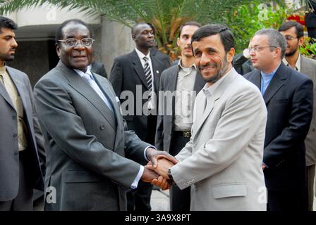 15 novembre 2006 ; Téhéran, IRAN ; le président iranien MAHMOUD AHMADINEJAD (à droite) accueille le président zimbabwéen ROBERT MUGABE lors d'une cérémonie d'accueil officielle à Téhéran, Iran. Crédit obligatoire : photo de Siavash Habibollahi/ZUMA Press. (©) Copyright 2006 par Siavash Habibollahi Banque D'Images