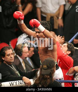 18 novembre 2006 ; Las Vegas, Nevada, États-Unis ; MANNY PACQUIAO, des Philippines, célèbre son Ko d'Erik Morales, du Mexique, dans leur combat pour le titre Super léger samedi 18 novembre 2006 à Las Vegas, NV. Pacquiao remporte le combat au troisième tour. Crédit obligatoire : photo de Barry Sweet/ZUMA Press. (©) Copyright 2006 par Barry Sweet Banque D'Images
