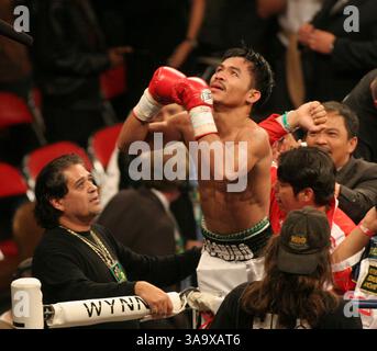 18 novembre 2006 ; Las Vegas, Nevada, États-Unis ; MANNY PACQUIAO, des Philippines, célèbre son Ko d'Erik Morales, du Mexique, dans leur combat pour le titre Super léger samedi 18 novembre 2006 à Las Vegas, NV. Pacquiao remporte le combat au troisième tour. Crédit obligatoire : photo de Barry Sweet/ZUMA Press. (©) Copyright 2006 par Barry Sweet Banque D'Images