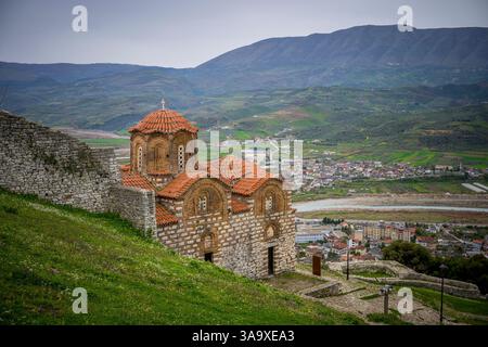 Vue sur l'église de la Sainte Trinité dans le château de Berat, Albanie Banque D'Images