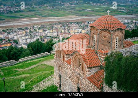Vue sur l'église de la Sainte Trinité dans le château de Berat, Albanie Banque D'Images