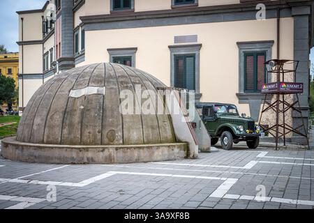Tirana, Albanie, 26 mars 2025 : vue sur Bunk'Art 2, musée d'histoire albanaise à l'intérieur d'un bunker nucléaire préservé de l'ère communiste Banque D'Images