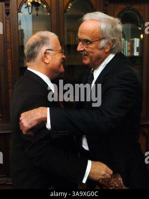 Don Perata, à gauche, est félicité dans son bureau par l'ancien président du sénat pro tem John Burton lundi 6 décembre 2004, à Sacramento, Calif. Perata est devenu président pro tem du sénat de l'État de Californie, la première fois que ce poste a été occupé par un sénateur d'East Bay. (Contra Costa Times/Bob Pepping )/ZUMA Press Banque D'Images