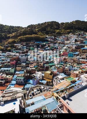 Vue du village culturel de Gamcheon, ville de Busan, Corée du Sud, Gamcheon-dong, district de Saha, belle vue sur les rues et les maisons multicolores dans un summe Banque D'Images