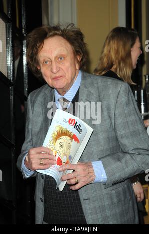 Ken Dodd remporte (Tattifilarious) Oldie of the Year participe au prix annuel Oldie of the Year, organisé par The Oldie Magazine. 3 février 2015 Londres, Royaume-Uni Banque D'Images