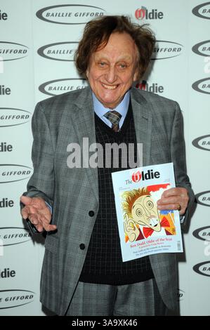 Ken Dodd remporte (Tattifilarious) Oldie of the Year participe au prix annuel Oldie of the Year, organisé par The Oldie Magazine. 3 février 2015 Londres, Royaume-Uni Banque D'Images