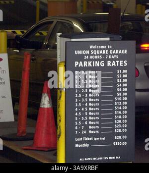 Un chauffeur entre dans le garage de Union Square le vendredi 10 décembre 2004 à San Francisco, Calif. (Contra Costa Times/ Gregory Urquiaga ) /ZUMA Press Banque D'Images