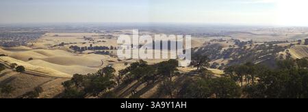 Cette terre nichée à Black Diamond Mines Regional Preserve et jusqu'à Deer Valley Rd À Antioche, la Californie est l'endroit où la ville d'Antioche et les promoteurs essaient de construire 5 000 maisons juste à côté de la réserve. Mercredi 30 octobre 2002. Cette image panoramique a été faite de deux images à l'aide d'un programme de photo Stitch sur un ordinateur. (Herman Bustamante Jr./CONTRA COSTA TIMES) /ZUMA Press Banque D'Images