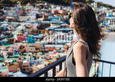 Vue du village culturel de Gamcheon, ville de Busan, Corée du Sud, Gamcheon-dong, district de Saha, belle vue sur les rues et les maisons multicolores dans un summe Banque D'Images
