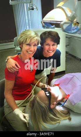 Mère (Linda Rafferty) et fille (Jennifer Ryan) dentistes pédiatriques à leur nouveau bureau de Roseville, 2520, boulevard Douglas, le jeudi 21 juin 2001. On pense qu'ils ne sont que des spécialistes mères et filles de leur genre dans le pays. Tarryn Martin, 12 ans, de Roseville, est la patiente. (Sacramento Bee photo/Owen Brewer) /ZUMA Press Banque D'Images