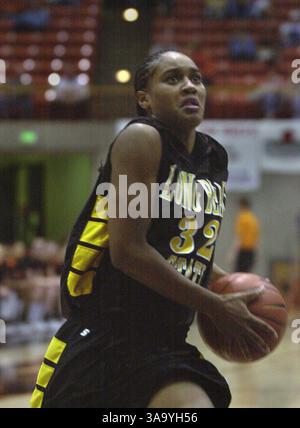 L’ancienne joueuse de basket-ball hors pair de Florin High School, Ekuah Ramsey (cq), 20 ans, se dirige vers le panier lors de son match contre l’UOP dimanche 25 février 2001. Ramsey joue maintenant pour les Cal State long Beach 49ers. Sacramento Bee / Randy Pench / ZUMA Press Banque D'Images