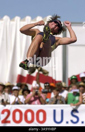 Stacey Dragila célèbre après avoir battu un nouveau record du monde de 15'02,25 dans la voûte à poteaux des femmes à l'U. S Olympic Track Trials Day 8 à Sacramento State, dimanche 23 juillet 2000 Sacamento Bee Photograph RANDY PENCH Sacramento Bee Staff photo /ZUMA Press Banque D'Images