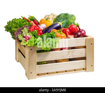 Caisse en bois remplie à ras bord avec un assortiment varié de légumes frais et vibrants isolés sur blanc Banque D'Images