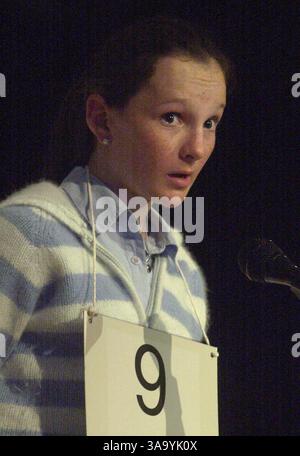 Céline Cutter, une élève de 8e année à Brookfield School à Sacramento, semble surprise qu'elle ait orthographié le mot correctement lors de la 19e édition annuelle de California Central Valley Spelling Bee au Scottish Rite Masonic Center à Sacramento mercredi. The Sacramento Bee/ Anne Chadwick Williams/ 6 février 2002 /ZUMA Press Banque D'Images