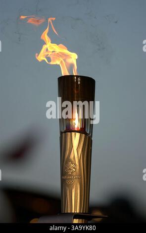 La flamme olympique vue ici se reposant sur scène lors d’une brève cérémonie après être entrée dans la ville de Walnut Grove, CA. Le samedi 19 janvier 2002. La torche a traversé la vallée centrale en route pour les Jeux olympiques d'hiver de 2002 à Salt Lake City, dans l'Utah. (Sacramento Bee/Jose M. Osorio) The Sacramento Bee/ZUMA Press Banque D'Images