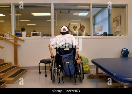 JOURNÉE DES ENFANTS--Garrett Brumhall (cq), un patient de Shriner âgé de 17 ans, attire l'attention des thérapeutes avant sa séance d'ergothérapie à l'Hôpital Shriners pour enfants le jeudi 21 août 2003. Brumhall qui vit à Chico avec sa mère a brisé ses cinquième et sixième vertèbres cervicales dans un accident de vélo Jamuary 31, 2001 le laissant paralisé juste en dessous de ses épaules. Sacramento Bee / Randy Pench / ZUMA Press Banque D'Images