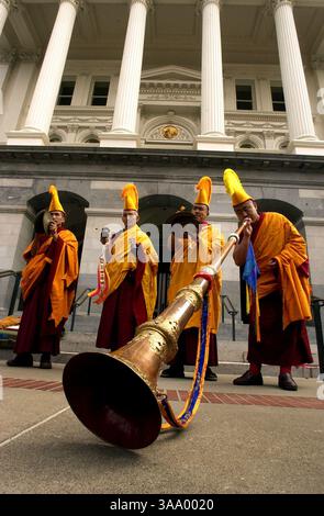 Les moines bénissent le Capitole de l’État, vendredi 20 février 2004, lors d’une cérémonie sur les marches ouest. Un groupe de six moines tibétains en visite depuis leur monastère en Inde, séjournent à Sacramento dans le cadre de leur voyage de collecte de fonds autour des États-Unis. Le groupe participera à des réunions et des présentations communautaires, et réalisera des bénédictions pour les individus ainsi que des bénédictions pour les maisons et les entreprises. Au cours de leur tournée de 16 mois aux États-Unis, ils collectent des fonds pour leur monastère en Inde afin de nourrir et d'héberger d'autres moines qui y vivent. Ils ont créé un mandala au Los Angeles Museum of Art en octobre et WIL Banque D'Images