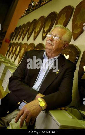Jim Mortensen, 73 ans, est assis près de la plaque avec son nom et celui de ses camarades de classe dessus à l'académie CHP à West Sacramento, le jeudi 25 mars 2004. Mortensen est un dirigeant retraité de CHP et siège au conseil d'administration de la California Highway Patrol Association. Il touche une pension d'invalidité depuis 21 ans. Après s'être blessé au dos lors d'une opération d'infiltration en 1981, on lui a dit qu'il ne pouvait plus être un patrouilleur de la route : ''ça m'a brisé le cœur.'' Sacramento Bee/Brian Baer/ZUMA Press Banque D'Images