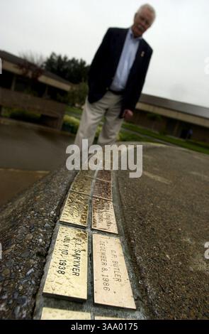 Jim Mortensen, 73 ans, regarde le nom de ses amis et collègues officiers du CHP, tués dans l’exercice de leurs fonctions au mémorial du CHP à l’académie du CHP à West Sacramento, le jeudi 25 mars 2004. Mortensen est un dirigeant retraité de CHP et siège au conseil d'administration de la California Highway Patrol Association. Il touche une pension d'invalidité depuis 21 ans. Après s'être blessé au dos lors d'une opération d'infiltration en 1981, on lui a dit qu'il ne pouvait plus être un patrouilleur de la route : ''ça m'a brisé le cœur.'' Sacramento Bee/Brian Baer/ZUMA Press Banque D'Images