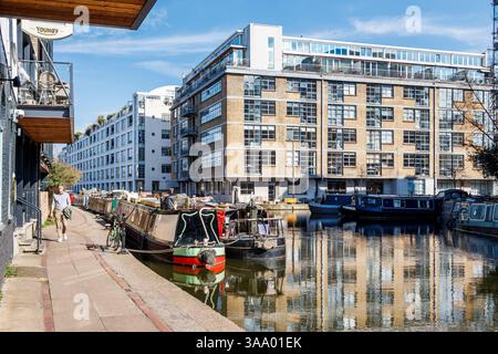 Bateaux étroits amarrés sur Regent's canal à Wenlock Basin, Islington, Londres, Royaume-Uni Banque D'Images