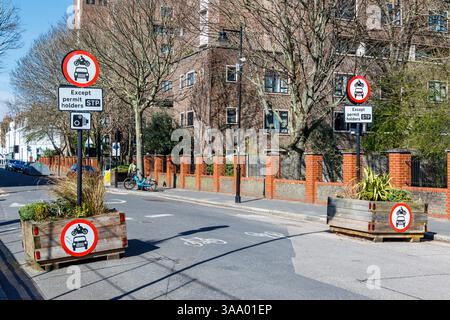 Panneaux d'avertissement à l'entrée d'un quartier à faible trafic (LTN) à Islington, Londres, Royaume-Uni Banque D'Images
