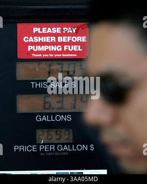 18 avril 2006 ; San Antonio, TX, États-Unis ; Ray Camacho remplit sa voiture dans une station de basse à San Pedro. Les prix du gaz ont atteint un autre record mardi. L’inquiétude face aux perturbations de l’approvisionnement au Nigeria et la perspective d’une guerre en Iran ont contribué à faire passer le pétrole brut à un niveau record de 71,35 $ le baril, en hausse de 95 cents par rapport à la veille, sur le New York Mercantile Exchange. Crédit obligatoire : photo de Bob Owen/San Antonio Express-News /ZUMA Press. (©) Copyright 2006 par San Antonio Express-News Banque D'Images