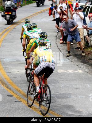 21 avril 2006 ; Dalton, GA, États-Unis ; les coureurs de Phonak Hearing Systems mènent le leader de la course FLOYD LANDIS (en maillot jaune) dans un revirement sur Wolf Pen Gap dans le comté d'Union, en Géorgie, lors de l'étape 4 du Ford Tour de Géorgie le vendredi 21 avril 2006. Fred Rodriguez, de Davitamon-Lotto, a remporté l’étape des 118 milles (191 km) de Dalton à Dahlonega. Crédit obligatoire : photo par Allen Sullivan/ZUMA Press. (©) Copyright 2006 par Allen Sullivan Banque D'Images
