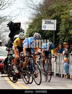 22 avril 2006 ; Towns County, Géorgie, États-Unis ; (de gauche à droite) Tom Danielson, de l'équipe Discovery Channel Pro Cycling Team, Floyd Landis, de Phonak Hearing Systems, et Yaroslav Popovych, de l'équipe Discovery Channel Pro Cycling Team, gravissent une section de 24 % de Brasstown Bald dans le comté de Towns, en Géorgie, lors de la 5e étape du Ford Tour de Géorgie le samedi 22 avril 2006. Danielson a remporté l'étape de 94 milles (152 km) de Blairsville au sommet de Brasstown Bald, le point culminant de l'État. Landis termine deuxième et conserve le maillot jaune du leader, tandis que Popovych termine troisième. Créd. Obligatoire Banque D'Images