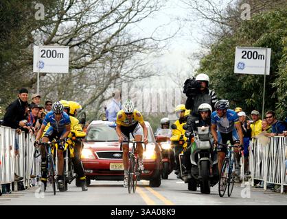 22 avril 2006 ; Towns County, Géorgie, États-Unis ; (de gauche à droite) Tom Danielson, de l'équipe Discovery Channel Pro Cycling Team, Floyd Landis, de Phonak Hearing Systems, et Yaroslav Popovych, de l'équipe Discovery Channel Pro Cycling Team, gravissent une section de 24 % de Brasstown Bald dans le comté de Towns, en Géorgie, lors de la 5e étape du Ford Tour de Géorgie le samedi 22 avril 2006. Danielson a remporté l'étape de 94 milles (152 km) de Blairsville au sommet de Brasstown Bald, le point culminant de l'État. Landis termine deuxième et conserve le maillot jaune du leader, tandis que Popovych termine troisième. Créd. Obligatoire Banque D'Images
