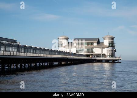 Le Grand Pier à Weston-super-Mare par une journée claire ensoleillée pendant une marée haute printanière. Banque D'Images