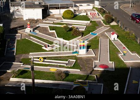Un mini-golf fou vide Weston-super-Mare par une journée ensoleillée et claire. Banque D'Images