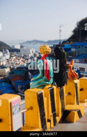 Vue de la statue du petit Prince et figure de sculpture du renard du désert dans le village culturel de Gamcheon, Busan, Corée du Sud, Gamcheon-dong, district de Saha, rues an Banque D'Images