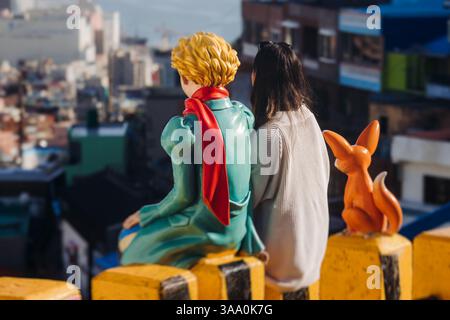 Vue de la statue du petit Prince et figure de sculpture du renard du désert dans le village culturel de Gamcheon, Busan, Corée du Sud, Gamcheon-dong, district de Saha, rues an Banque D'Images