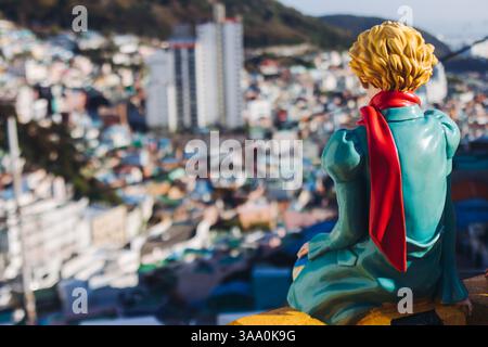 Vue de la statue du petit Prince et figure de sculpture du renard du désert dans le village culturel de Gamcheon, Busan, Corée du Sud, Gamcheon-dong, district de Saha, rues an Banque D'Images