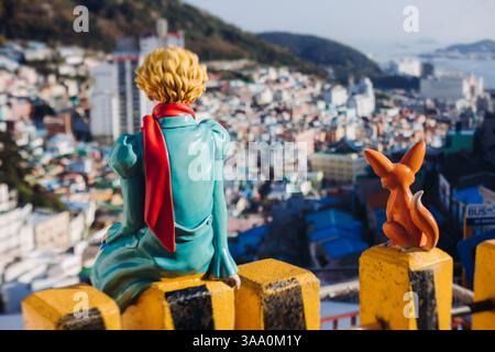 Vue de la statue du petit Prince et figure de sculpture du renard du désert dans le village culturel de Gamcheon, Busan, Corée du Sud, Gamcheon-dong, district de Saha, rues an Banque D'Images