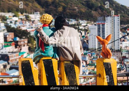 Vue de la statue du petit Prince et figure de sculpture du renard du désert dans le village culturel de Gamcheon, Busan, Corée du Sud, Gamcheon-dong, district de Saha, rues an Banque D'Images