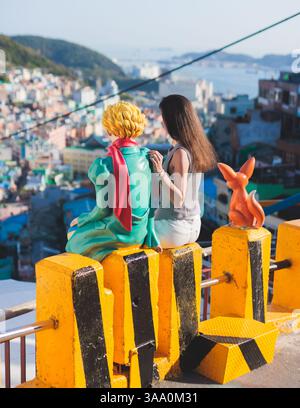 Vue de la statue du petit Prince et figure de sculpture du renard du désert dans le village culturel de Gamcheon, Busan, Corée du Sud, Gamcheon-dong, district de Saha, rues an Banque D'Images